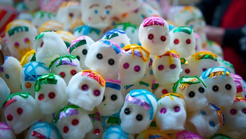 Día de los muertos decorations (small, colorful skulls)