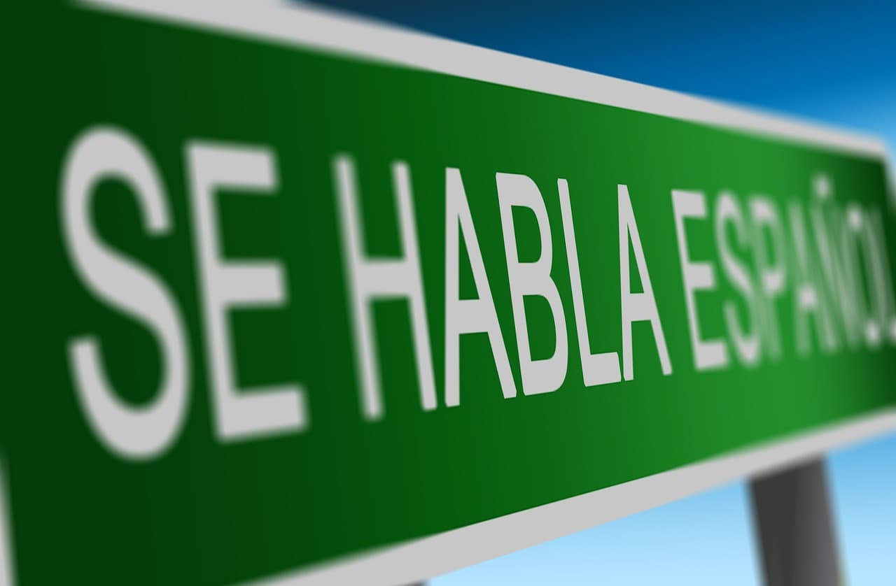 A picture of a sign reading "se habla espanol" in Spanish.